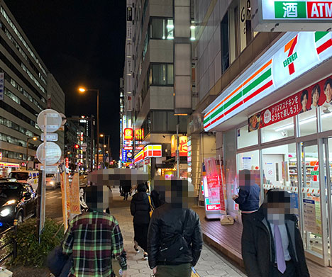 セブンイレブン前の道