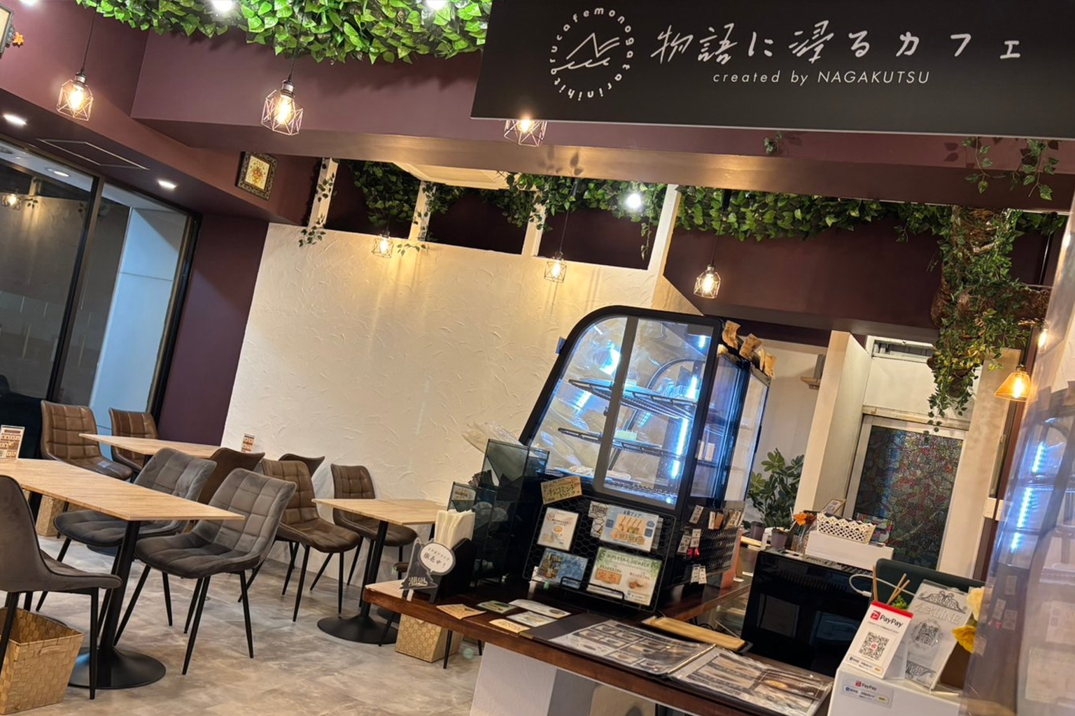 本とドリンクが並ぶ物語に浸るカフェの店内